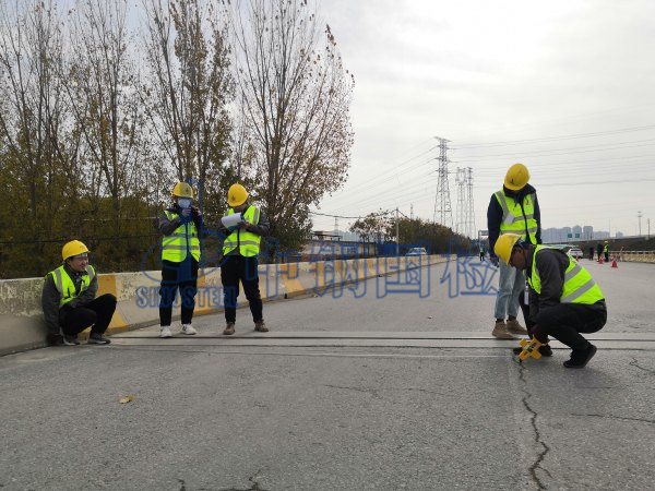 橋梁伸縮縫檢測現場圖